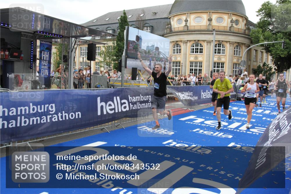 29.06.2025 - hella hamburg halbmarathon Michael Strokosch http://msf.ph/oto/8343532 29.06.2025 10:51:48 Ziel 2396, 6286, 7224, 8710, 8819, 12224, 14458, 15427, 15496, 15727, 15831, 15899, 16907, 17682, 19053 meine-sportfotos.de