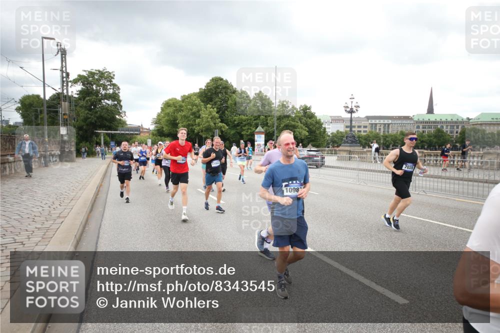 29.06.2025 - hella hamburg halbmarathon Jannik Wohlers http://msf.ph/oto/8343545 29.06.2025 10:55:50 Lombardsbrücke 1113, 1738, 1909, 2095, 3257, 4083, 4354, 4836, 5580, 5693, 5757, 6494, 6968, 7025, 7028, 7616, 8005, 8305, 8517, 8766, 9383, 9435, 9606, 9838, 9948, 9953, 10740, 10784, 10987, 11298, 11862, 11863, 12295, 12296, 12551, 13395, 13405, 13965, 14142, 14280, 14281, 15103, 15173, 15272, 15443, 15696, 15699, 16655, 16960, 17084, 17398, 17649, 17673, 18349, 18798, 19228 meine-sportfotos.de