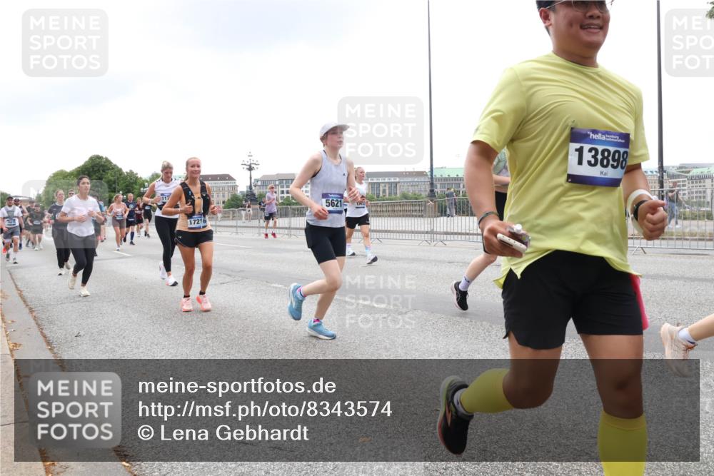 29.06.2025 - hella hamburg halbmarathon Lena Gebhardt http://msf.ph/oto/8343574 29.06.2025 10:47:46 Lombardsbrücke 17216, 5621, 13898, 1045, 1246, 1392, 1434, 1463, 1523, 1618, 1639, 1926, 2148, 2163, 2197, 2407, 2491, 2545, 2704, 2790, 2882, 2994, 3049, 3339, 4037, 4325, 4423, 4806, 4856, 4895, 4974, 4975, 5621, 5622, 5886, 5895, 6255, 6256, 6995, 7240, 7403, 7427, 7630, 7631, 7916, 7970, 8077, 8105, 8270, 8310, 8550, 8774, 8915, 8953, 9018, 9356, 9687, 9696, 9697, 10658, 10777, 10794, 10991, 11351, 11458, 11730, 11738, 11802, 11909, 12431 meine-sportfotos.de