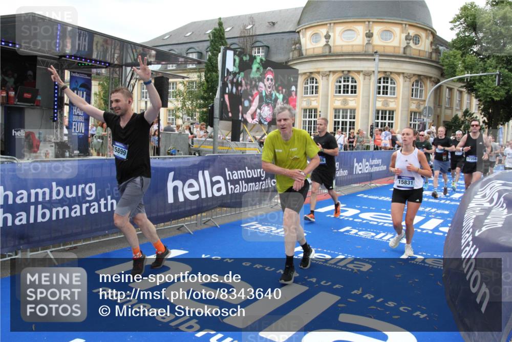 29.06.2025 - hella hamburg halbmarathon Michael Strokosch http://msf.ph/oto/8343640 29.06.2025 10:51:49 Ziel 2396, 6286, 7224, 8710, 8819, 9793, 12224, 15427, 15496, 15727, 15831, 15899, 16907, 17682, 19053 meine-sportfotos.de