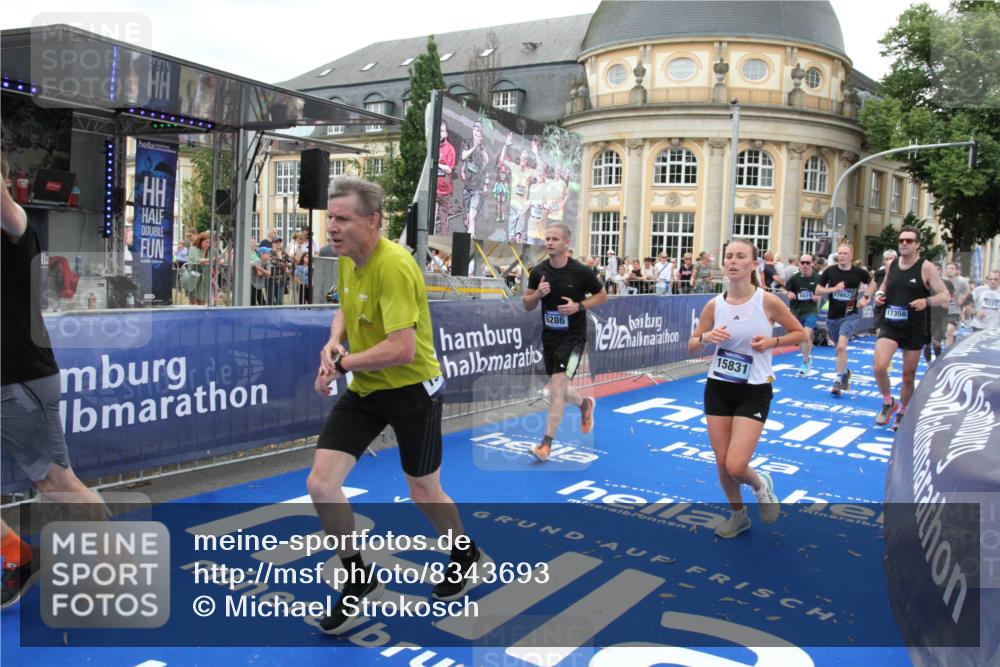 29.06.2025 - hella hamburg halbmarathon Michael Strokosch http://msf.ph/oto/8343693 29.06.2025 10:51:49 Ziel 2396, 6286, 7224, 8710, 8819, 9793, 12224, 15427, 15496, 15727, 15831, 15899, 16907, 17682, 19053 meine-sportfotos.de