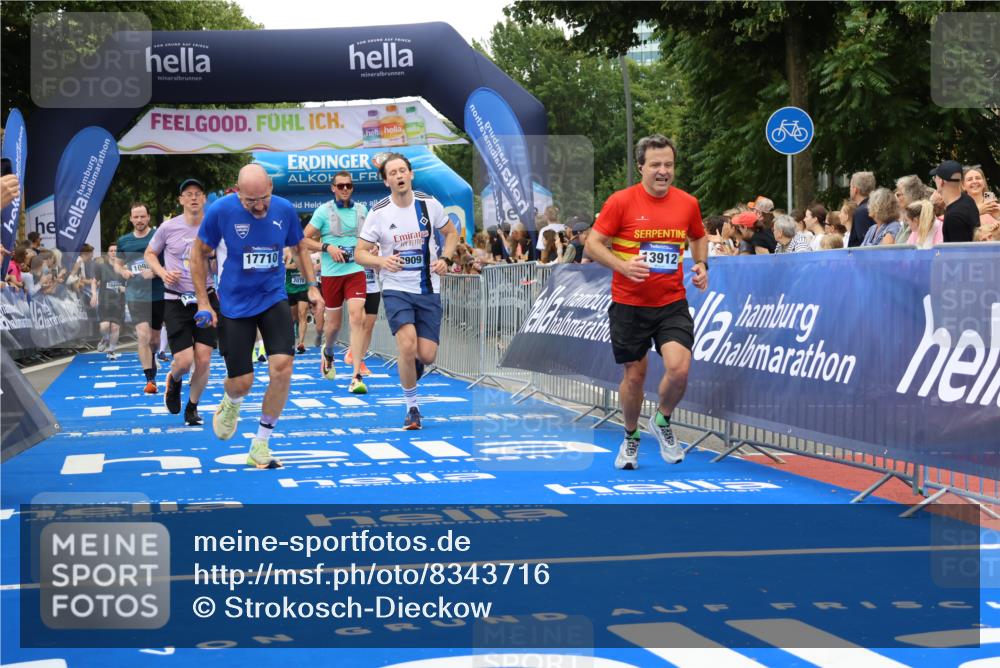 29.06.2025 - hella hamburg halbmarathon Strokosch-Dieckow http://msf.ph/oto/8343716 29.06.2025 10:53:27 Ziel 1030, 1061, 1098, 1499, 1727, 1783, 2070, 2354, 3399, 5866, 6198, 6628, 6629, 6942, 8651, 11068, 12490, 12909, 13912, 13997, 15113, 15497, 15838, 17710, 18134, 18450, 18612 meine-sportfotos.de