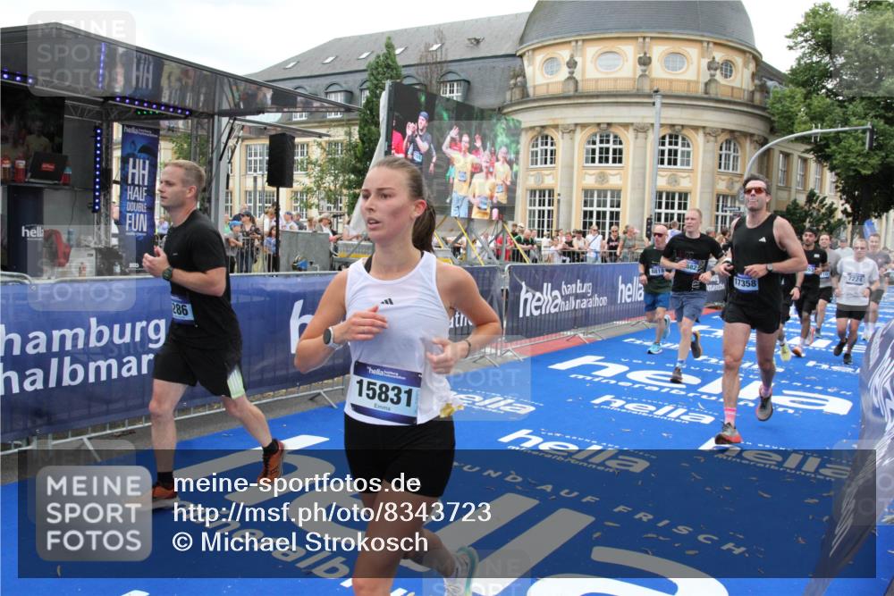 29.06.2025 - hella hamburg halbmarathon Michael Strokosch http://msf.ph/oto/8343723 29.06.2025 10:51:50 Ziel 2396, 6286, 7224, 8710, 8819, 9793, 9959, 12224, 15427, 15727, 15831, 15899, 16907, 17682, 19053, 19137 meine-sportfotos.de