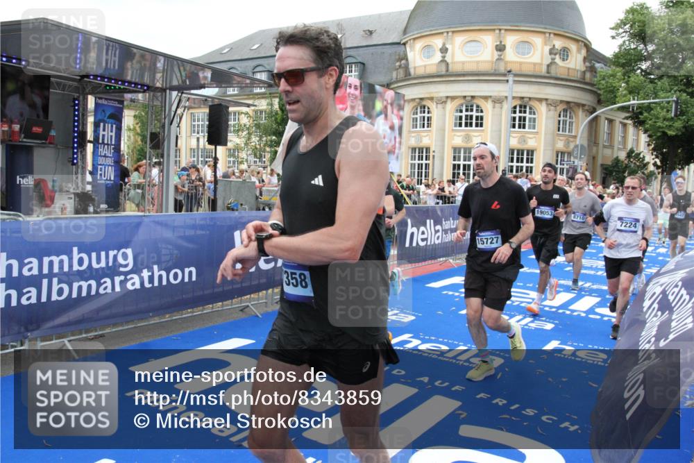 29.06.2025 - hella hamburg halbmarathon Michael Strokosch http://msf.ph/oto/8343859 29.06.2025 10:51:51 Ziel 2396, 6286, 7224, 8710, 8819, 9793, 9959, 12224, 15427, 15727, 15831, 15899, 16907, 17682, 17815, 19053, 19137 meine-sportfotos.de