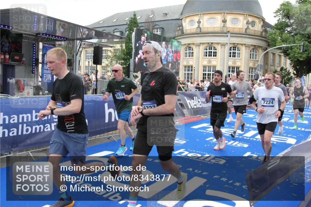 29.06.2025 - hella hamburg halbmarathon Michael Strokosch http://msf.ph/oto/8343877 29.06.2025 10:51:52 Ziel 2396, 2818, 2823, 2880, 4297, 6286, 7224, 8710, 8819, 8856, 9793, 9959, 12224, 15427, 15727, 15831, 16907, 17682, 17815, 17962, 19053, 19137 meine-sportfotos.de