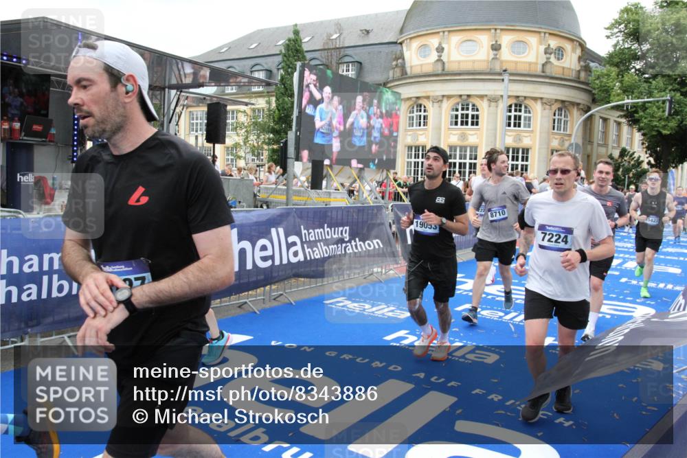 29.06.2025 - hella hamburg halbmarathon Michael Strokosch http://msf.ph/oto/8343886 29.06.2025 10:51:52 Ziel 2396, 2818, 2823, 2880, 4297, 6286, 7224, 8710, 8819, 8856, 9793, 9959, 12224, 15427, 15727, 15831, 16907, 17682, 17815, 17962, 19053, 19137 meine-sportfotos.de