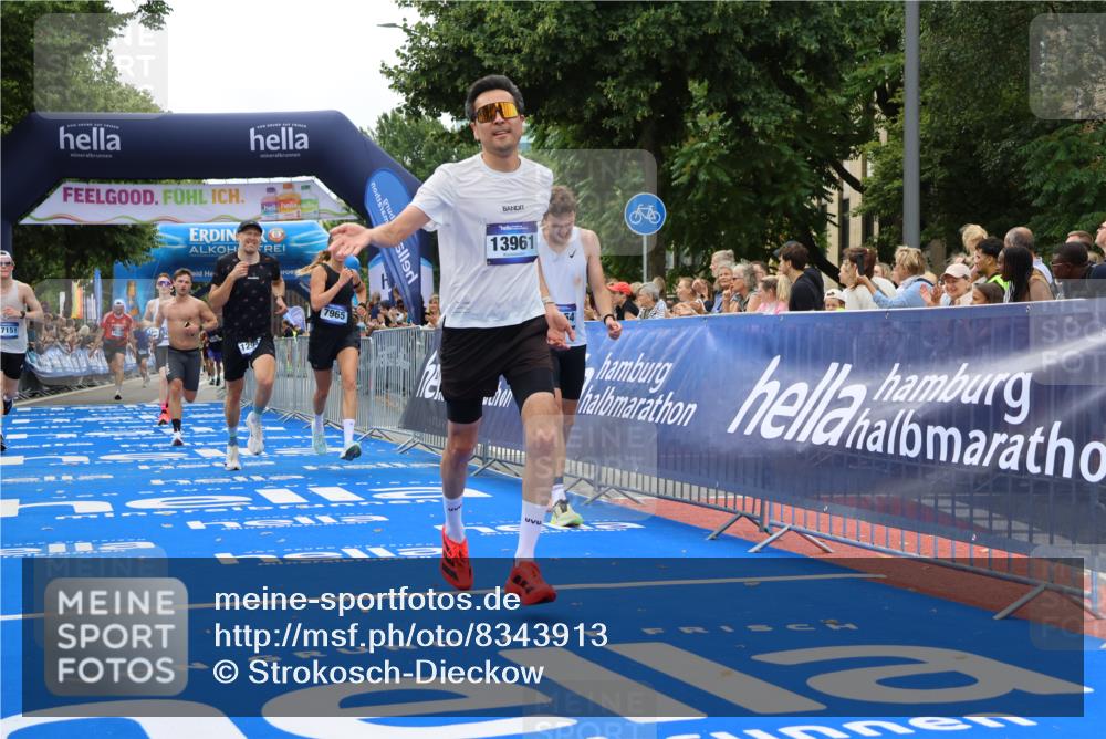 29.06.2025 - hella hamburg halbmarathon Strokosch-Dieckow http://msf.ph/oto/8343913 29.06.2025 10:32:41 Ziel 1990, 7965, 8062, 12987, 13686, 13961, 14028, 14293, 14908, 15054, 16619, 17117, 17151 meine-sportfotos.de