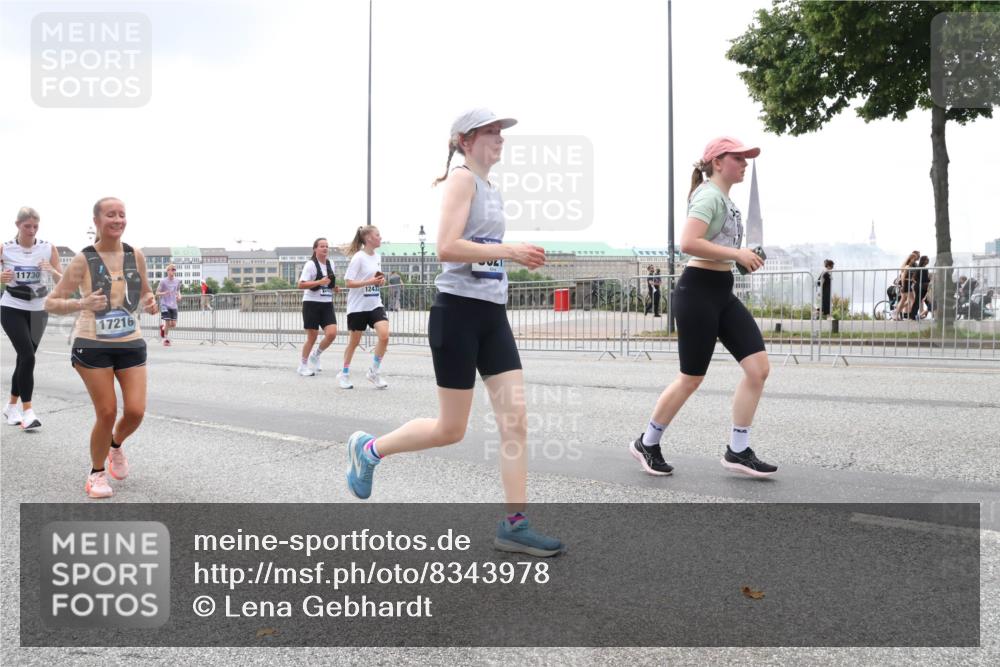 29.06.2025 - hella hamburg halbmarathon Lena Gebhardt http://msf.ph/oto/8343978 29.06.2025 10:47:47 Lombardsbrücke 11730, 17216, 1243, 1045, 1246, 1392, 1434, 1463, 1523, 1618, 1639, 1701, 1926, 2148, 2163, 2197, 2407, 2491, 2545, 2704, 2790, 2882, 2994, 3049, 3339, 3468, 4037, 4325, 4423, 4806, 4856, 4895, 4974, 4975, 5621, 5622, 5886, 5895, 6255, 6256, 6995, 7240, 7403, 7427, 7630, 7631, 7916, 7970, 8077, 8105, 8270, 8310, 8550, 8774, 8915, 8953, 9018, 9356, 9687, 9696, 9697, 10658, 10777, 10794, 10991, 11351, 11458, 11548, 11730, 11738, 11802, 11909, 12431 meine-sportfotos.de