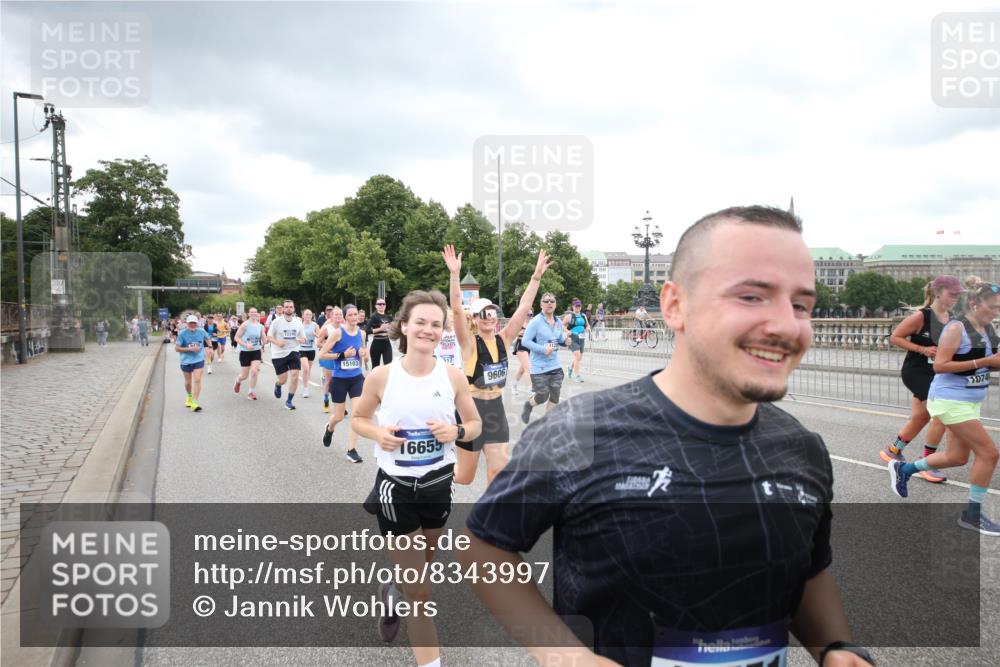 29.06.2025 - hella hamburg halbmarathon Jannik Wohlers http://msf.ph/oto/8343997 29.06.2025 10:55:53 Lombardsbrücke 1113, 1738, 1909, 2095, 2915, 3257, 4083, 4354, 4836, 5580, 5693, 5757, 6690, 6968, 7025, 7028, 7090, 7711, 8005, 8305, 8517, 8766, 9383, 9435, 9606, 9948, 9953, 10740, 10784, 10987, 11298, 11628, 11862, 11863, 12295, 12296, 12551, 13395, 13405, 13965, 14142, 14613, 15103, 15173, 15272, 15443, 15696, 15699, 16655, 17084, 17092, 17398, 17649, 17673, 18247, 18349, 18798, 19228 meine-sportfotos.de