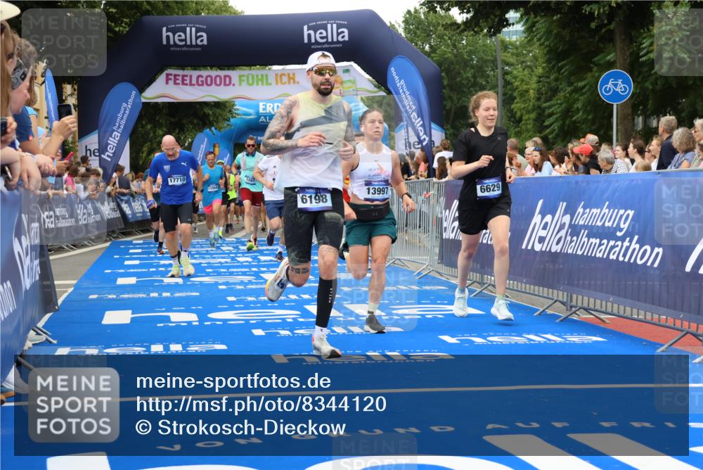 29.06.2025 - hella hamburg halbmarathon Strokosch-Dieckow http://msf.ph/oto/8344120 29.06.2025 10:53:25 Ziel 1061, 1098, 1499, 1683, 1727, 2070, 2354, 4065, 5866, 6198, 6629, 6942, 8651, 11068, 11844, 12490, 12909, 13912, 13997, 15113, 15497, 15681, 15838, 17710, 18134, 18450, 18612, 18901 meine-sportfotos.de