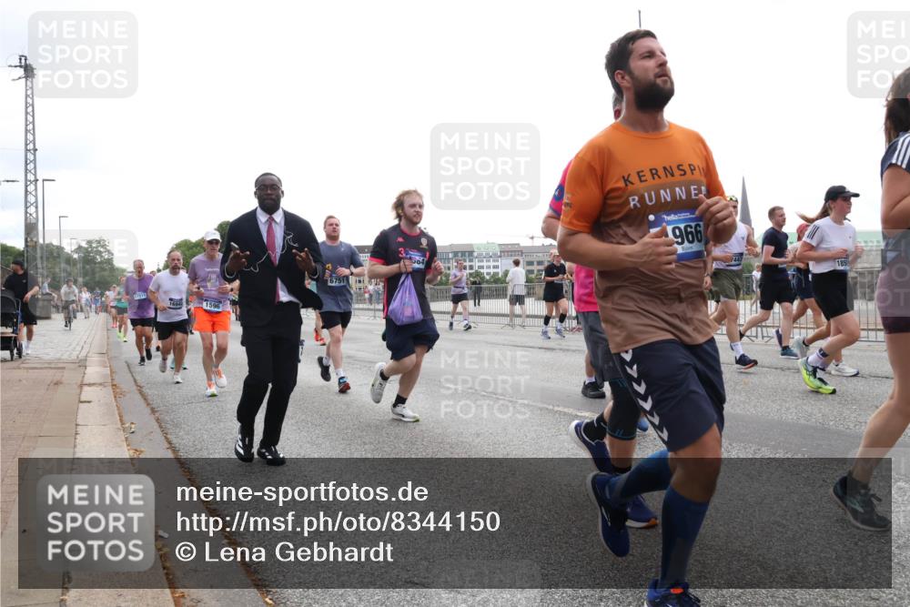 29.06.2025 - hella hamburg halbmarathon Lena Gebhardt http://msf.ph/oto/8344150 29.06.2025 10:38:24 Lombardsbrücke 17511, 16942, 1596, 6751, 3, 04, 966, 443, 1196, 1394, 1457, 1596, 1721, 1742, 1791, 1901, 1966, 2113, 2151, 2498, 2576, 2660, 2786, 3010, 3094, 3095, 3216, 3242, 3286, 3323, 3338, 3635, 3636, 3716, 3726, 3777, 3841, 3880, 4028, 4139, 4155, 4159, 4259, 4260, 4316, 4414, 4883, 4921, 5085, 5089, 5155, 5300, 5617, 5684, 5713, 5735, 5913, 6199, 6200, 6695, 6696, 6697, 6751, 6875, 6930, 7117, 7118, 7148, 7165, 7244, 7371, 7552, 7561, 7629, 7692, 7868, 7914 meine-sportfotos.de