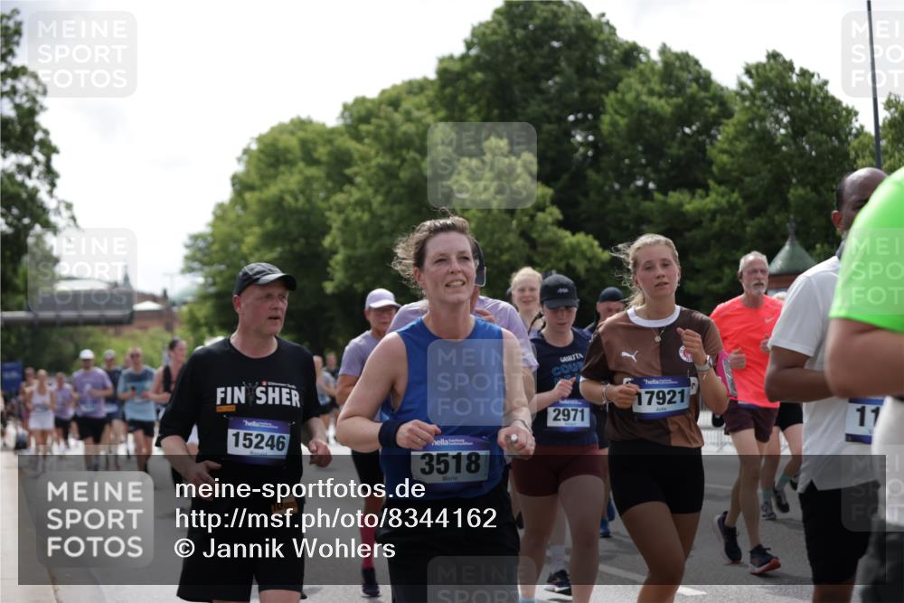 29.06.2025 - hella hamburg halbmarathon Jannik Wohlers http://msf.ph/oto/8344162 29.06.2025 10:42:44 Lombardsbrücke 1149, 1467, 1788, 1816, 2103, 2158, 2267, 2361, 2450, 2971, 3074, 3518, 3638, 3764, 4056, 4177, 4302, 4680, 5067, 5268, 5610, 5755, 5967, 7043, 7461, 7872, 8184, 8435, 8795, 8991, 9072, 9304, 9644, 9976, 10180, 10536, 11093, 11443, 11649, 11671, 12485, 12603, 13049, 13417, 13526, 13676, 13684, 13685, 13786, 13852, 15246, 15509, 15717, 16055, 16263, 16264, 16789, 16840, 17609, 17921, 18434, 18435, 18540, 18898, 19115 meine-sportfotos.de