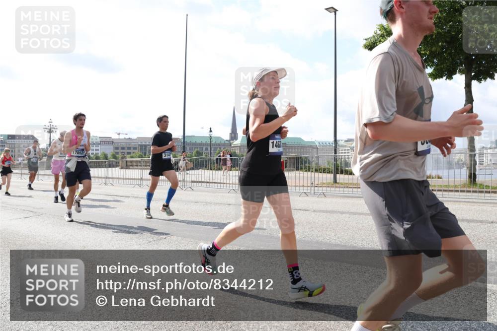 29.06.2025 - hella hamburg halbmarathon Lena Gebhardt http://msf.ph/oto/8344212 29.06.2025 10:00:49 Lombardsbrücke 16, 17852, 3141, 1467, 1019, 1544, 1568, 1583, 1611, 1681, 1726, 2027, 2086, 2236, 2346, 2426, 2474, 2490, 2606, 2652, 2982, 3042, 3059, 3141, 3319, 3400, 3625, 3740, 3794, 3983, 4238, 4419, 4579, 4594, 4616, 4708, 4767, 4813, 4940, 4945, 5033, 5418, 5643, 5870, 6138, 6147, 6220, 6443, 6470, 6487, 6531, 6714, 6757, 7658, 7757, 7759, 7761, 8255, 8326, 8478, 8632, 8923, 9124, 9553, 9555, 9577, 10074, 10188, 10271, 10599 meine-sportfotos.de
