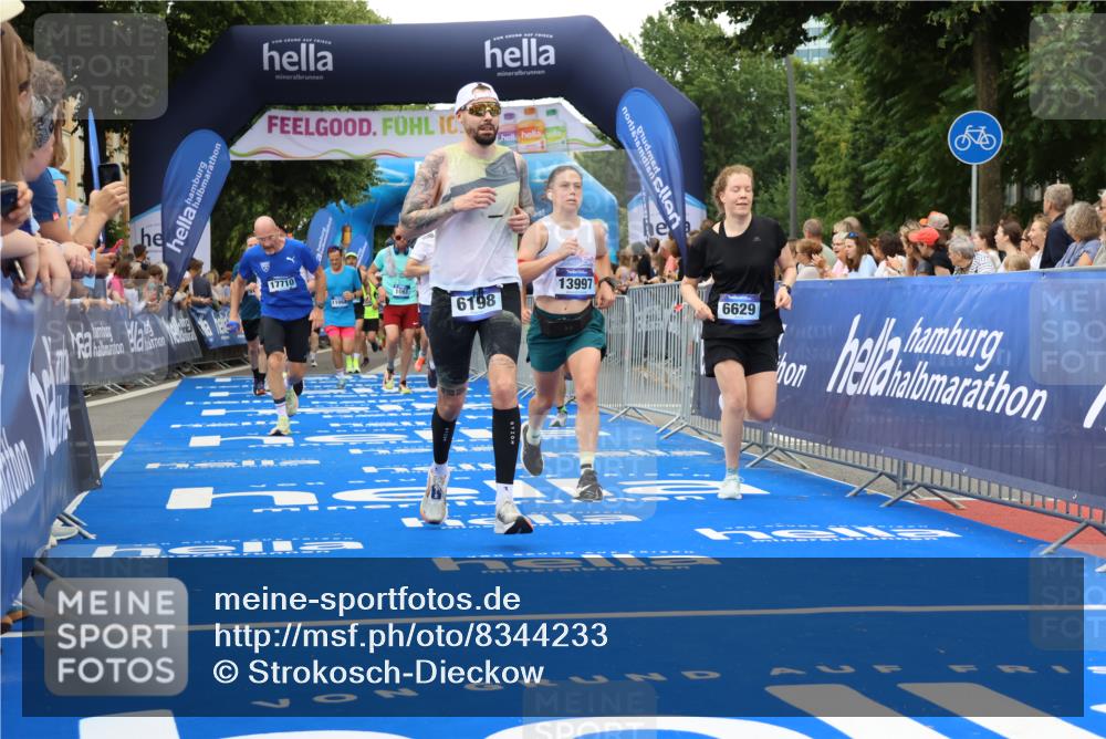 29.06.2025 - hella hamburg halbmarathon Strokosch-Dieckow http://msf.ph/oto/8344233 29.06.2025 10:53:25 Ziel 1061, 1098, 1499, 1683, 1727, 2070, 2354, 4065, 5866, 6198, 6629, 6942, 8651, 11068, 11844, 12490, 12909, 13912, 13997, 15113, 15497, 15681, 15838, 17710, 18134, 18450, 18612, 18901 meine-sportfotos.de