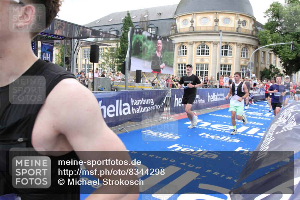 29.06.2025 - hella hamburg halbmarathon Michael Strokosch http://msf.ph/oto/8344298 29.06.2025 10:51:55 Ziel 2396, 2818, 2823, 2880, 4297, 5102, 8710, 8856, 9793, 9959, 12224, 13799, 15427, 15690, 16907, 17815, 17962, 19137 meine-sportfotos.de