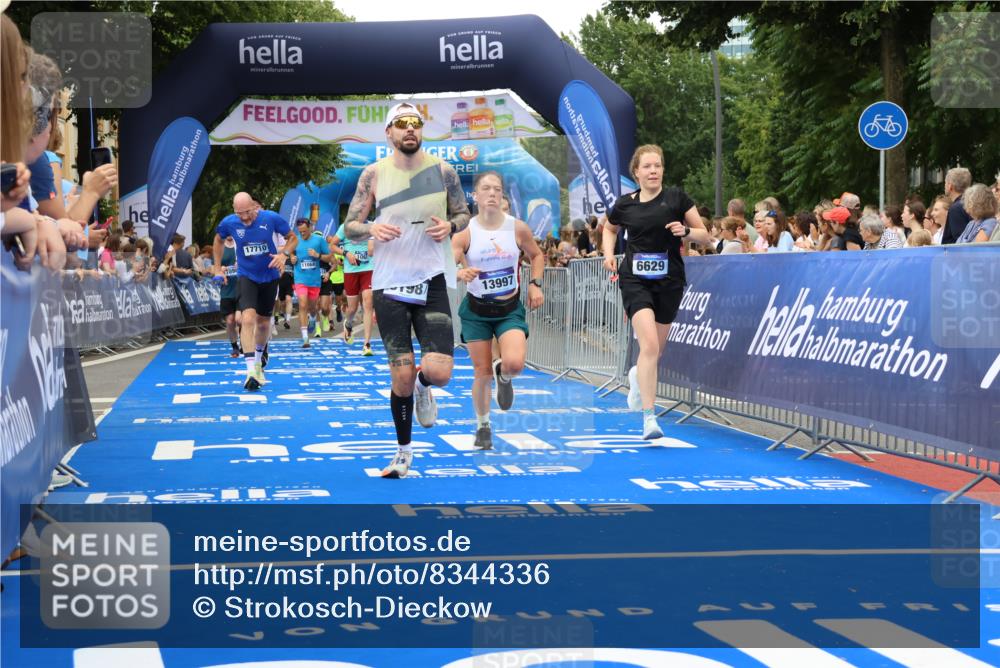 29.06.2025 - hella hamburg halbmarathon Strokosch-Dieckow http://msf.ph/oto/8344336 29.06.2025 10:53:25 Ziel 1061, 1098, 1499, 1683, 1727, 2070, 2354, 4065, 5866, 6198, 6629, 6942, 8651, 11068, 11844, 12490, 12909, 13912, 13997, 15113, 15497, 15681, 15838, 17710, 18134, 18450, 18612, 18901 meine-sportfotos.de