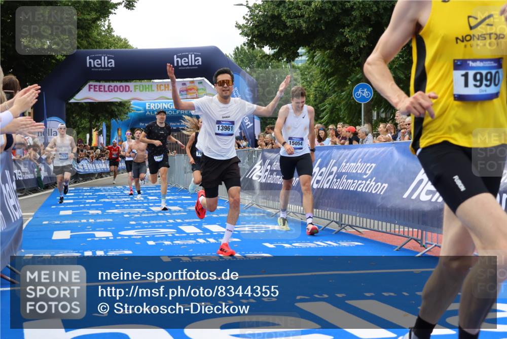 29.06.2025 - hella hamburg halbmarathon Strokosch-Dieckow http://msf.ph/oto/8344355 29.06.2025 10:32:41 Ziel 1990, 7965, 8062, 12987, 13686, 13961, 14028, 14293, 14908, 15054, 16619, 17117, 17151 meine-sportfotos.de