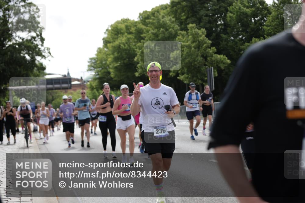 29.06.2025 - hella hamburg halbmarathon Jannik Wohlers http://msf.ph/oto/8344423 29.06.2025 10:42:46 Lombardsbrücke 1149, 1467, 1788, 1816, 2103, 2158, 2267, 2361, 2971, 3074, 3329, 3518, 3638, 3764, 4056, 4177, 4302, 4680, 5067, 5268, 5610, 5720, 5755, 5967, 7043, 7461, 7872, 8184, 8435, 8795, 8991, 9072, 9304, 9644, 9976, 10180, 10536, 11093, 11443, 11649, 11671, 12485, 12603, 13049, 13417, 13526, 13676, 13684, 13685, 13786, 13852, 15246, 15509, 15514, 15717, 16055, 16263, 16264, 16789, 16840, 17609, 17921, 18434, 18435, 18540, 18898, 19031, 19115 meine-sportfotos.de