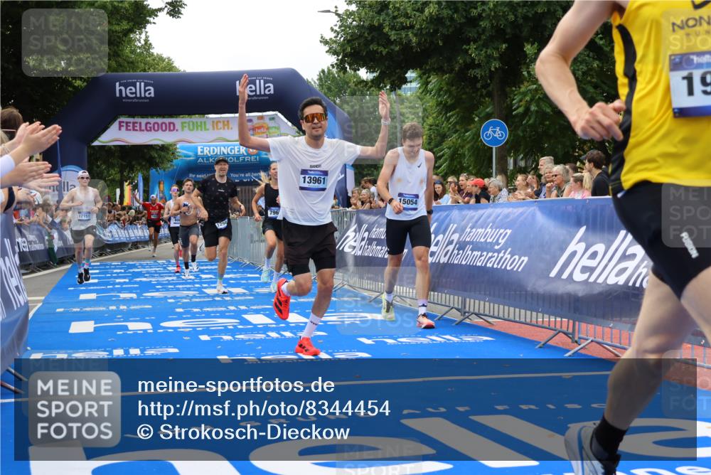 29.06.2025 - hella hamburg halbmarathon Strokosch-Dieckow http://msf.ph/oto/8344454 29.06.2025 10:32:41 Ziel 1990, 7965, 8062, 12987, 13686, 13961, 14028, 14293, 14908, 15054, 16619, 17117, 17151 meine-sportfotos.de