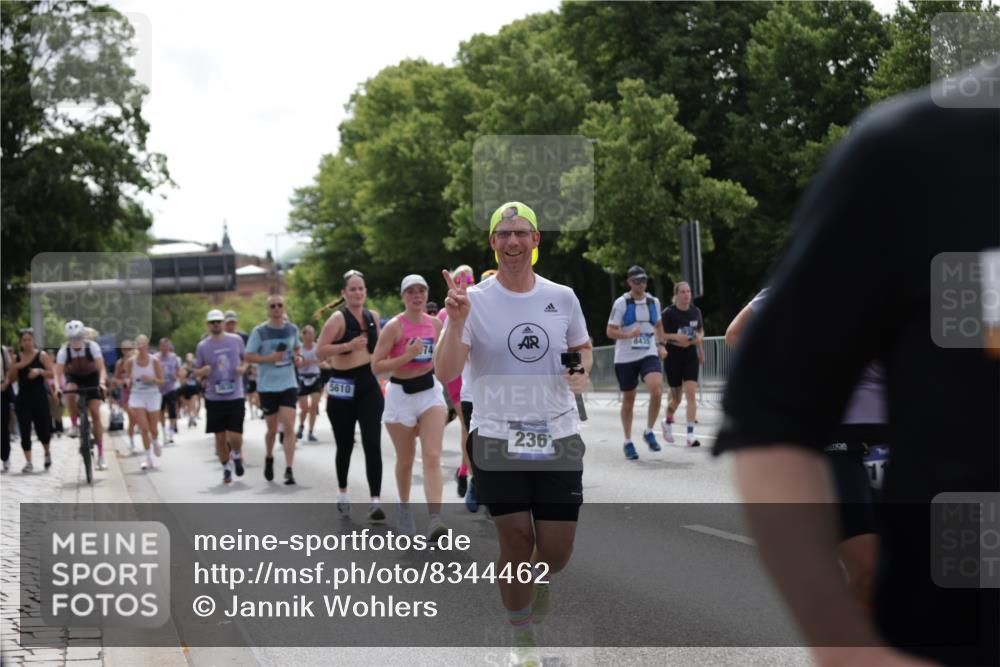 29.06.2025 - hella hamburg halbmarathon Jannik Wohlers http://msf.ph/oto/8344462 29.06.2025 10:42:46 Lombardsbrücke 1149, 1467, 1788, 1816, 2103, 2158, 2267, 2361, 2971, 3074, 3329, 3518, 3638, 3764, 4056, 4177, 4302, 4680, 5067, 5268, 5610, 5720, 5755, 5967, 7043, 7461, 7872, 8184, 8435, 8795, 8991, 9072, 9304, 9644, 9976, 10180, 10536, 11093, 11443, 11649, 11671, 12485, 12603, 13049, 13417, 13526, 13676, 13684, 13685, 13786, 13852, 15246, 15509, 15514, 15717, 16055, 16263, 16264, 16789, 16840, 17609, 17921, 18434, 18435, 18540, 18898, 19031, 19115 meine-sportfotos.de