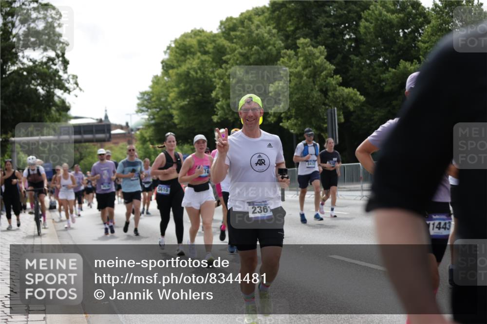29.06.2025 - hella hamburg halbmarathon Jannik Wohlers http://msf.ph/oto/8344481 29.06.2025 10:42:46 Lombardsbrücke 1149, 1467, 1788, 1816, 2103, 2158, 2267, 2361, 2971, 3074, 3329, 3518, 3638, 3764, 4056, 4177, 4302, 4680, 5067, 5268, 5610, 5720, 5755, 5967, 7043, 7461, 7872, 8184, 8435, 8795, 8991, 9072, 9304, 9644, 9976, 10180, 10536, 11093, 11443, 11649, 11671, 12485, 12603, 13049, 13417, 13526, 13676, 13684, 13685, 13786, 13852, 15246, 15509, 15514, 15717, 16055, 16263, 16264, 16789, 16840, 17609, 17921, 18434, 18435, 18540, 18898, 19031, 19115 meine-sportfotos.de