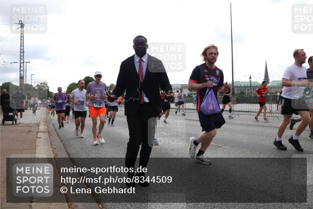 29.06.2025 - hella hamburg halbmarathon Lena Gebhardt http://msf.ph/oto/8344509 29.06.2025 10:38:24 Lombardsbrücke 17511, 16942, 1596, 184, 1196, 1394, 1457, 1596, 1721, 1742, 1791, 1901, 1966, 2113, 2151, 2498, 2576, 2660, 2786, 3010, 3094, 3095, 3216, 3242, 3286, 3323, 3338, 3635, 3636, 3716, 3726, 3777, 3841, 3880, 4028, 4139, 4155, 4159, 4259, 4260, 4316, 4414, 4883, 4921, 5085, 5089, 5155, 5300, 5617, 5684, 5713, 5735, 5913, 6199, 6200, 6695, 6696, 6697, 6751, 6875, 6930, 7117, 7118, 7148, 7165, 7244, 7371, 7552, 7561, 7629, 7692, 7868, 7914 meine-sportfotos.de