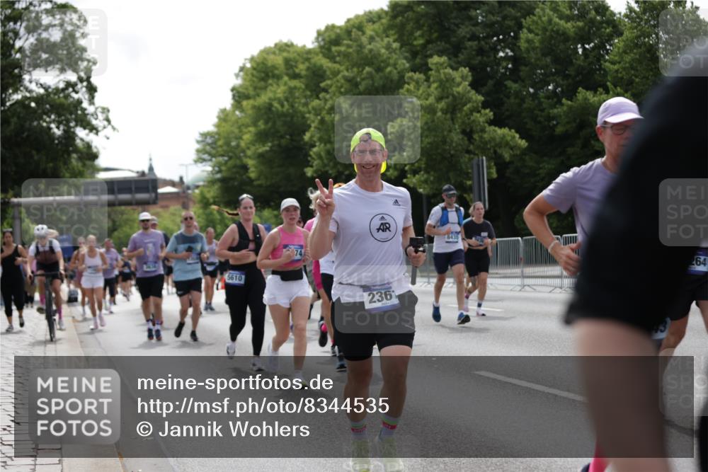 29.06.2025 - hella hamburg halbmarathon Jannik Wohlers http://msf.ph/oto/8344535 29.06.2025 10:42:46 Lombardsbrücke 1149, 1467, 1788, 1816, 2103, 2158, 2267, 2361, 2971, 3074, 3329, 3518, 3638, 3764, 4056, 4177, 4302, 4680, 5067, 5268, 5610, 5720, 5755, 5967, 7043, 7461, 7872, 8184, 8435, 8795, 8991, 9072, 9304, 9644, 9976, 10180, 10536, 11093, 11443, 11649, 11671, 12485, 12603, 13049, 13417, 13526, 13676, 13684, 13685, 13786, 13852, 15246, 15509, 15514, 15717, 16055, 16263, 16264, 16789, 16840, 17609, 17921, 18434, 18435, 18540, 18898, 19031, 19115 meine-sportfotos.de