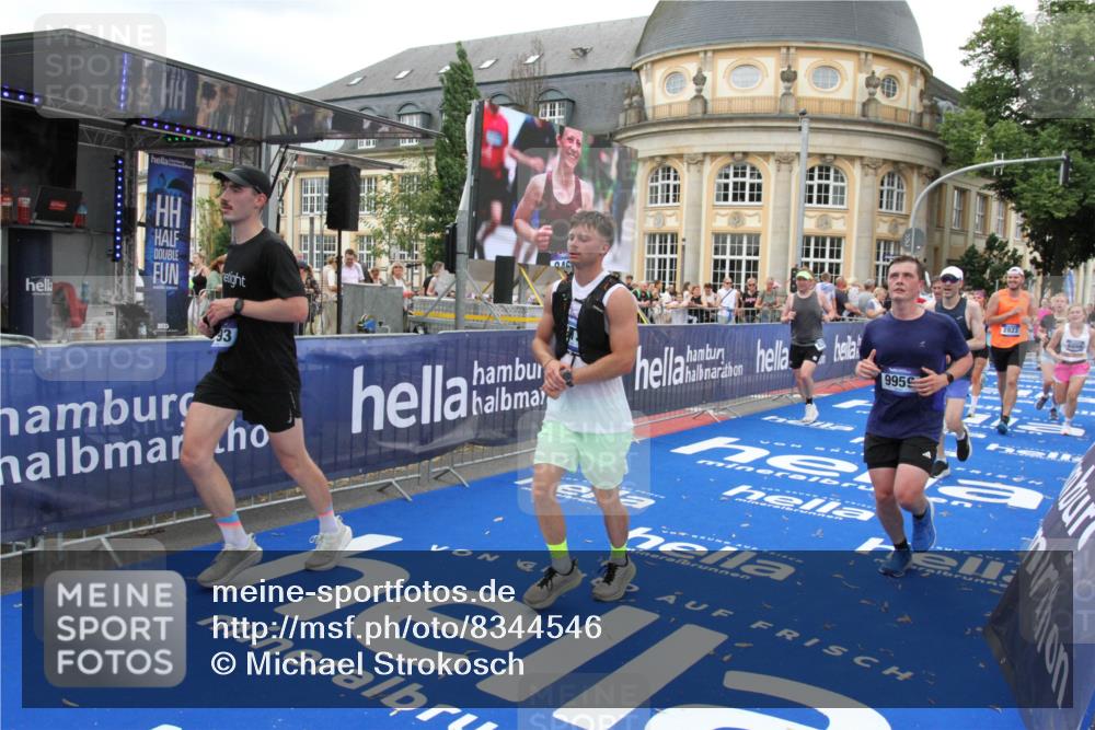 29.06.2025 - hella hamburg halbmarathon Michael Strokosch http://msf.ph/oto/8344546 29.06.2025 10:51:56 Ziel 2818, 2823, 2880, 4297, 5102, 8856, 9793, 9959, 13799, 15427, 15690, 16907, 17815, 17962, 19137 meine-sportfotos.de