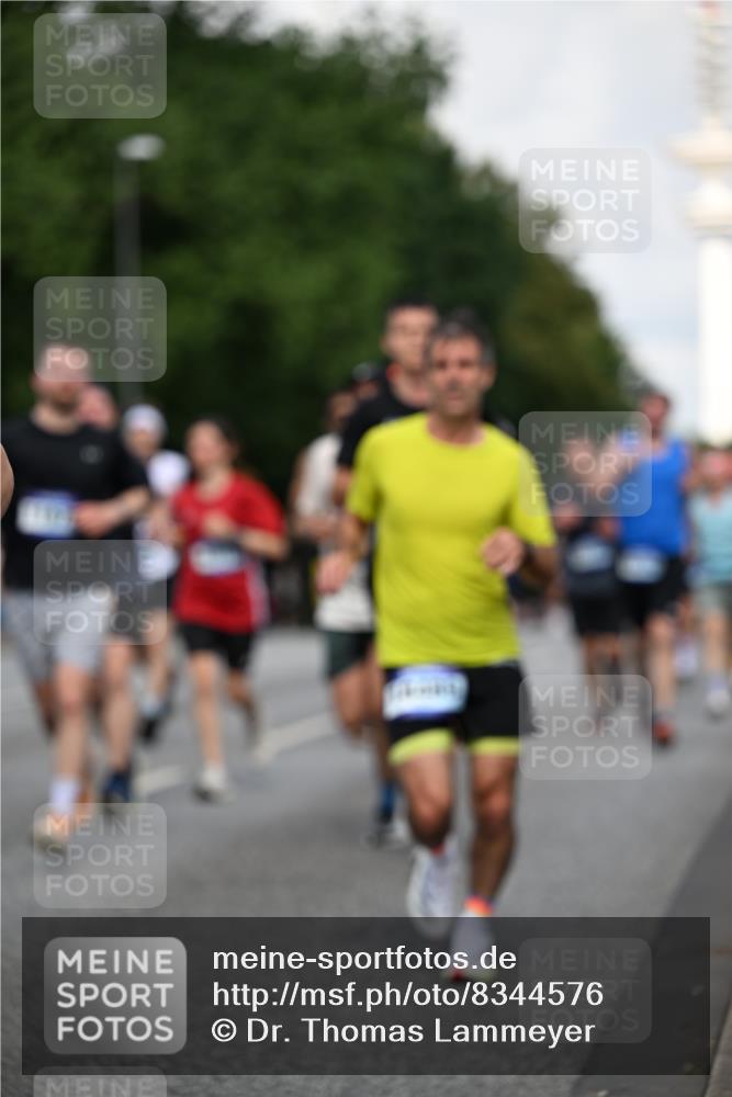 29.06.2025 - hella hamburg halbmarathon Dr. Thomas Lammeyer http://msf.ph/oto/8344576 29.06.2025 09:56:03 Kennedybrücke 1057, 1139, 1169, 1220, 1512, 1604, 3305, 4080, 4565, 4871, 4915, 5007, 5011, 5336, 6373, 6711, 7185, 7432, 7710, 7865, 7961, 8564, 8852, 9444, 10099, 10251, 10493, 10691, 10741 meine-sportfotos.de