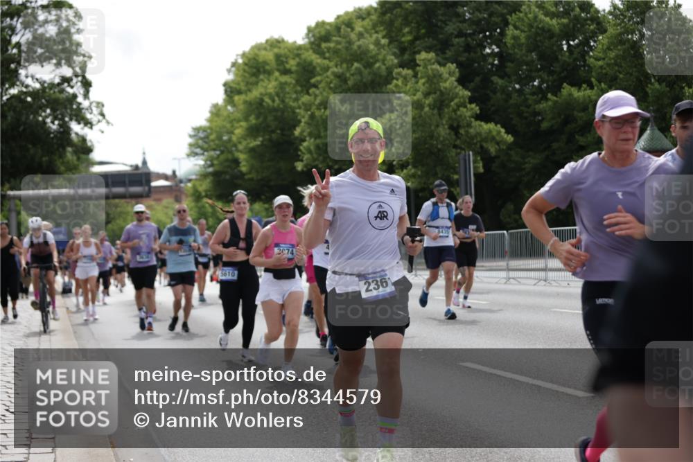 29.06.2025 - hella hamburg halbmarathon Jannik Wohlers http://msf.ph/oto/8344579 29.06.2025 10:42:46 Lombardsbrücke 1149, 1467, 1788, 1816, 2103, 2158, 2267, 2361, 2971, 3074, 3329, 3518, 3638, 3764, 4056, 4177, 4302, 4680, 5067, 5268, 5610, 5720, 5755, 5967, 7043, 7461, 7872, 8184, 8435, 8795, 8991, 9072, 9304, 9644, 9976, 10180, 10536, 11093, 11443, 11649, 11671, 12485, 12603, 13049, 13417, 13526, 13676, 13684, 13685, 13786, 13852, 15246, 15509, 15514, 15717, 16055, 16263, 16264, 16789, 16840, 17609, 17921, 18434, 18435, 18540, 18898, 19031, 19115 meine-sportfotos.de