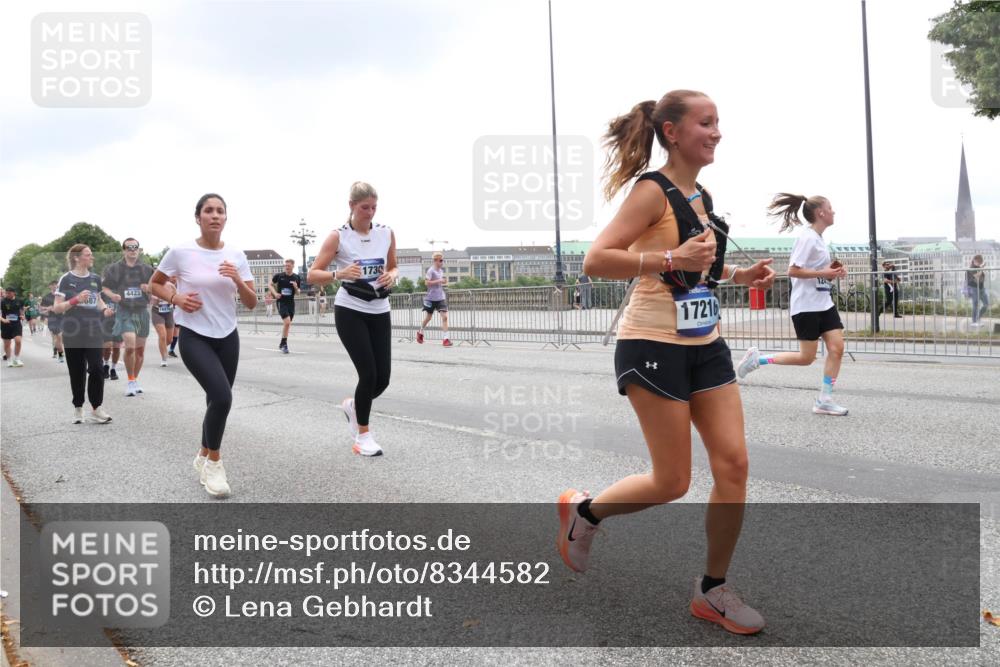 29.06.2025 - hella hamburg halbmarathon Lena Gebhardt http://msf.ph/oto/8344582 29.06.2025 10:47:48 Lombardsbrücke 4423, 087, 1730, 17216, 1045, 1246, 1392, 1434, 1523, 1618, 1639, 1701, 1926, 2148, 2163, 2197, 2407, 2491, 2545, 2704, 2790, 2882, 2994, 3049, 3339, 3468, 4037, 4325, 4327, 4423, 4856, 4895, 4974, 4975, 5621, 5622, 5886, 5895, 6255, 6256, 6995, 7240, 7393, 7394, 7403, 7427, 7630, 7916, 7970, 8077, 8270, 8310, 8550, 8774, 8915, 8953, 9018, 9356, 9687, 9696, 9697, 10658, 10777, 10794, 10991, 11351, 11458, 11548, 11730, 11738, 11802, 11909, 12431 meine-sportfotos.de