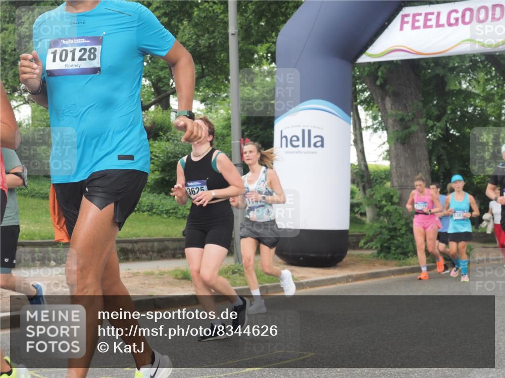 29.06.2025 - hella hamburg halbmarathon KatJ http://msf.ph/oto/8344626 29.06.2025 10:49:23 Zwischen KM18-KM19 1147, 1377, 3625, 5379 meine-sportfotos.de