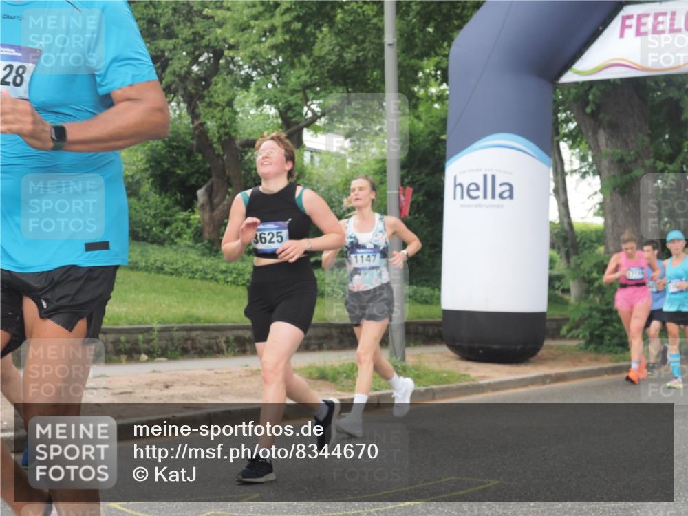 29.06.2025 - hella hamburg halbmarathon KatJ http://msf.ph/oto/8344670 29.06.2025 10:49:23 Zwischen KM18-KM19 1147, 1377, 3625, 5379 meine-sportfotos.de