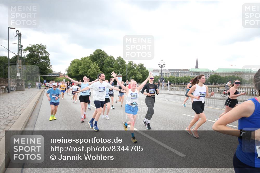 29.06.2025 - hella hamburg halbmarathon Jannik Wohlers http://msf.ph/oto/8344705 29.06.2025 10:55:56 Lombardsbrücke 1113, 1738, 2095, 2915, 3257, 3953, 3987, 4083, 5580, 5693, 5757, 6690, 6968, 7025, 7028, 7090, 7711, 8005, 8517, 8766, 9383, 9435, 9606, 9948, 9953, 10740, 10784, 10987, 11298, 11628, 11862, 11863, 12295, 12296, 12551, 13395, 13405, 13965, 14613, 15103, 15173, 15443, 15696, 15699, 15747, 16655, 16934, 17084, 17092, 17398, 17494, 17649, 17673, 18047, 18247, 18349, 18798, 19228 meine-sportfotos.de