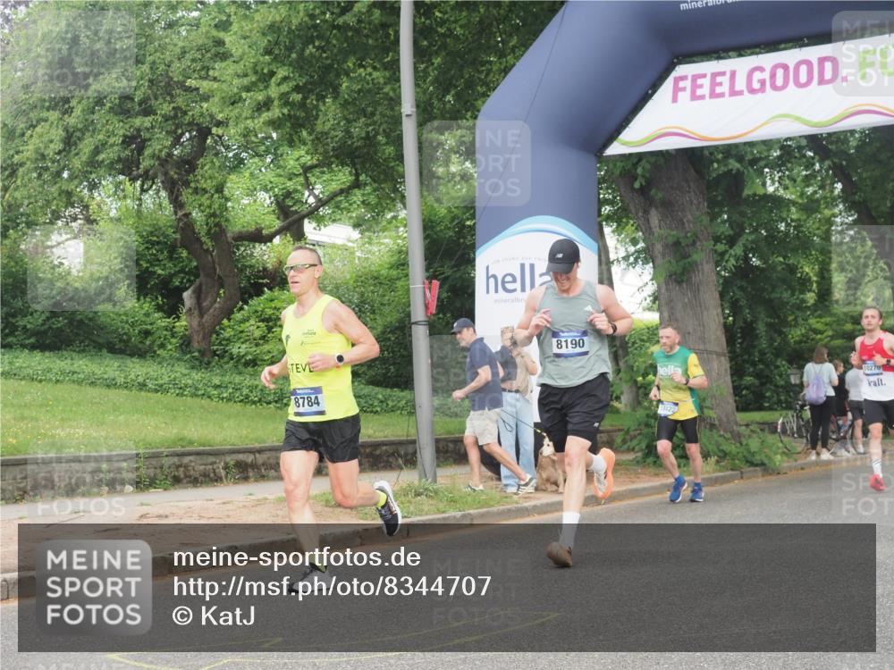 29.06.2025 - hella hamburg halbmarathon KatJ http://msf.ph/oto/8344707 29.06.2025 10:19:51 Zwischen KM18-KM19 3845, 8190, 8318 meine-sportfotos.de