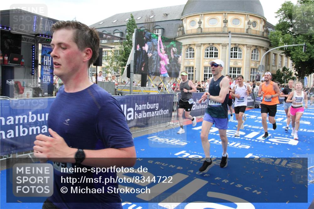 29.06.2025 - hella hamburg halbmarathon Michael Strokosch http://msf.ph/oto/8344722 29.06.2025 10:51:57 Ziel 2818, 2823, 2880, 4297, 5102, 7724, 8856, 9793, 9959, 10057, 13799, 15427, 15690, 17815, 17962, 18869, 19137 meine-sportfotos.de