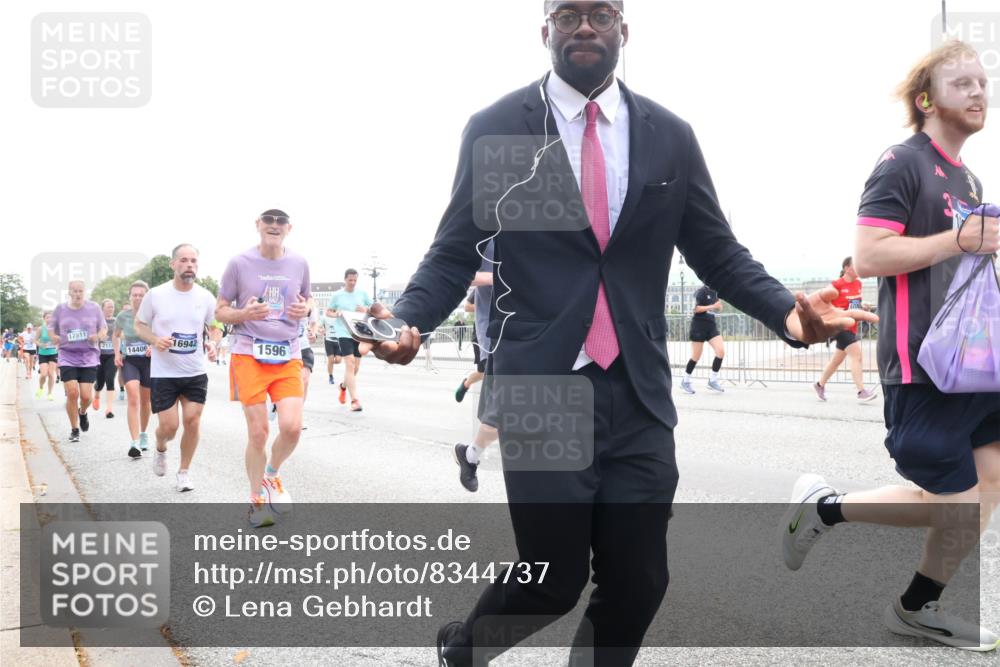 29.06.2025 - hella hamburg halbmarathon Lena Gebhardt http://msf.ph/oto/8344737 29.06.2025 10:38:25 Lombardsbrücke 17511, 2113, 14406, 16942, 1596, 56, 1196, 1394, 1457, 1596, 1721, 1742, 1791, 1901, 1966, 2113, 2151, 2498, 2576, 2660, 2786, 3010, 3094, 3095, 3216, 3242, 3286, 3323, 3338, 3635, 3636, 3716, 3726, 3777, 3841, 3880, 4028, 4139, 4155, 4159, 4259, 4260, 4316, 4414, 4883, 4921, 5085, 5089, 5155, 5300, 5617, 5684, 5713, 5735, 5913, 6199, 6200, 6695, 6696, 6697, 6751, 6875, 6930, 7117, 7118, 7148, 7165, 7371, 7552, 7561, 7629, 7692, 7849, 7868, 7914 meine-sportfotos.de