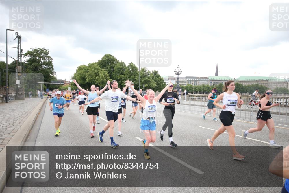 29.06.2025 - hella hamburg halbmarathon Jannik Wohlers http://msf.ph/oto/8344754 29.06.2025 10:55:56 Lombardsbrücke 1113, 1738, 2095, 2915, 3257, 3953, 3987, 4083, 5580, 5693, 5757, 6690, 6968, 7025, 7028, 7090, 7711, 8005, 8517, 8766, 9383, 9435, 9606, 9948, 9953, 10740, 10784, 10987, 11298, 11628, 11862, 11863, 12295, 12296, 12551, 13395, 13405, 13965, 14613, 15103, 15173, 15443, 15696, 15699, 15747, 16655, 16934, 17084, 17092, 17398, 17494, 17649, 17673, 18047, 18247, 18349, 18798, 19228 meine-sportfotos.de