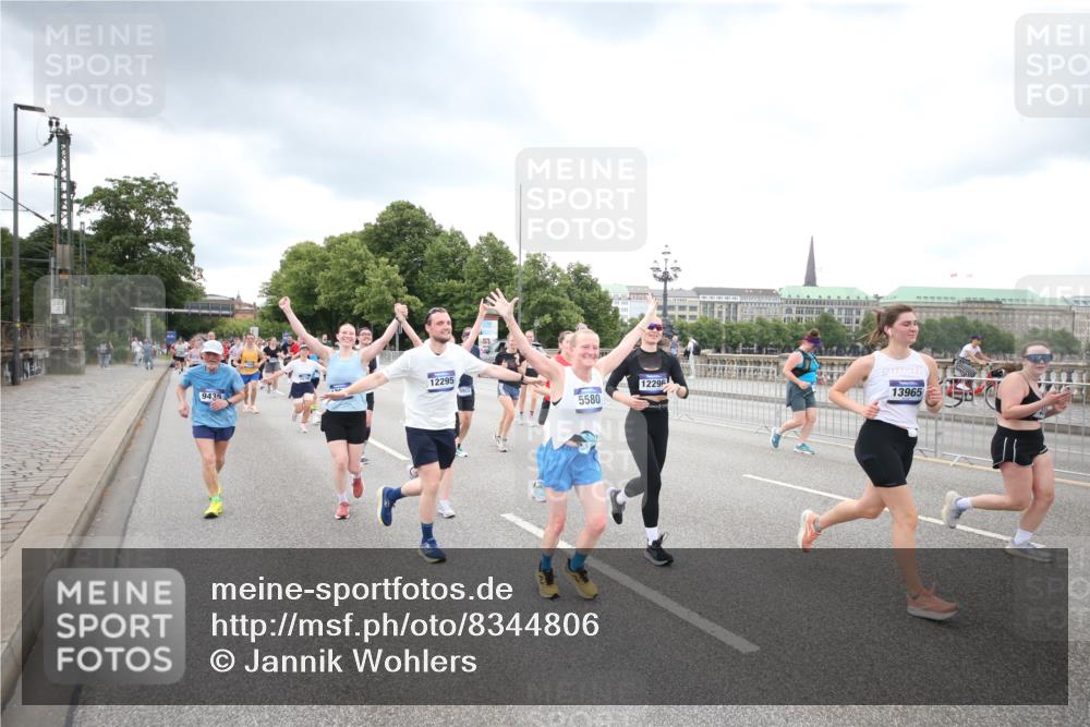 29.06.2025 - hella hamburg halbmarathon Jannik Wohlers http://msf.ph/oto/8344806 29.06.2025 10:55:56 Lombardsbrücke 1113, 1738, 2095, 2915, 3257, 3953, 3987, 4083, 5580, 5693, 5757, 6690, 6968, 7025, 7028, 7090, 7711, 8005, 8517, 8766, 9383, 9435, 9606, 9948, 9953, 10740, 10784, 10987, 11298, 11628, 11862, 11863, 12295, 12296, 12551, 13395, 13405, 13965, 14613, 15103, 15173, 15443, 15696, 15699, 15747, 16655, 16934, 17084, 17092, 17398, 17494, 17649, 17673, 18047, 18247, 18349, 18798, 19228 meine-sportfotos.de
