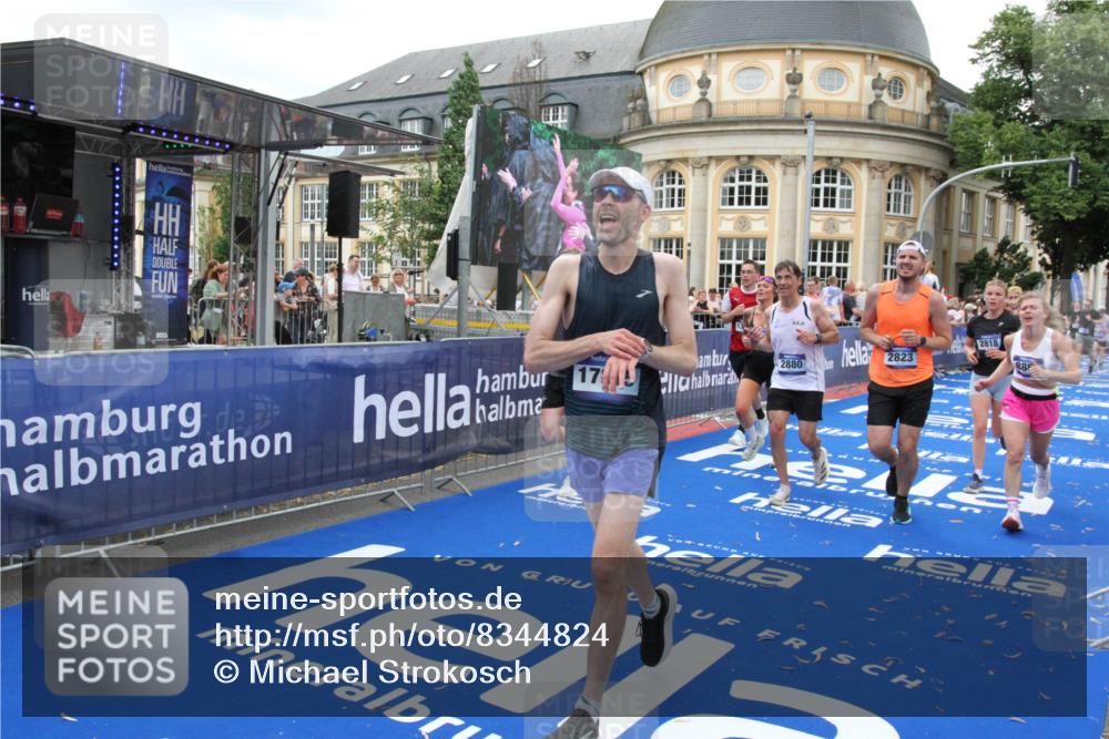 29.06.2025 - hella hamburg halbmarathon Michael Strokosch http://msf.ph/oto/8344824 29.06.2025 10:51:58 Ziel 2818, 2823, 2880, 4033, 4297, 5102, 6390, 7409, 7724, 8856, 9793, 9959, 10057, 13799, 15690, 17815, 17962, 18869, 19137 meine-sportfotos.de