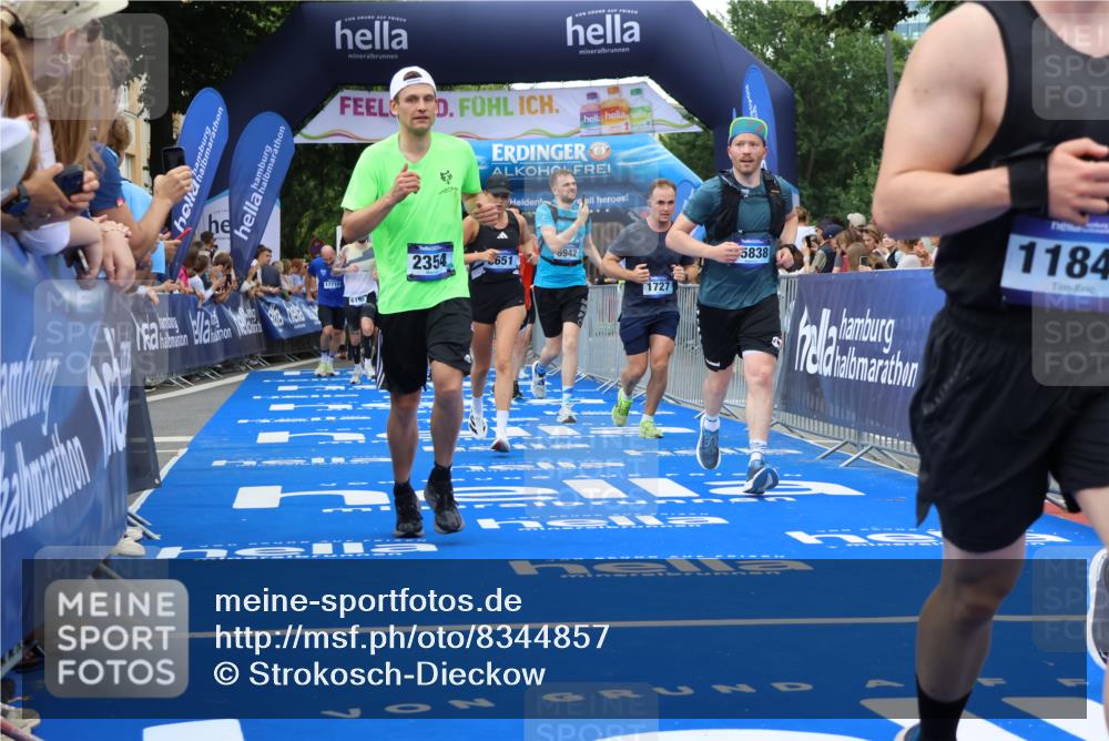 29.06.2025 - hella hamburg halbmarathon Strokosch-Dieckow http://msf.ph/oto/8344857 29.06.2025 10:53:21 Ziel 1683, 1727, 2074, 2354, 4065, 6198, 6629, 6942, 7312, 8651, 9142, 11068, 11844, 12490, 12875, 12909, 13912, 13997, 15179, 15681, 15838, 18134, 18901 meine-sportfotos.de
