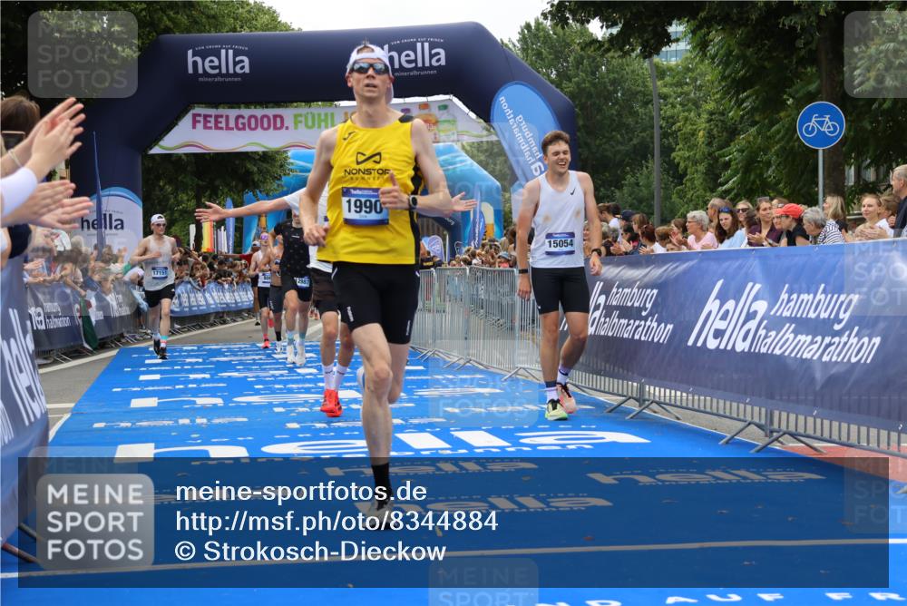 29.06.2025 - hella hamburg halbmarathon Strokosch-Dieckow http://msf.ph/oto/8344884 29.06.2025 10:32:40 Ziel 1707, 1990, 7965, 8062, 11877, 12987, 13961, 14028, 14293, 14908, 15054, 16619, 17117, 17151 meine-sportfotos.de