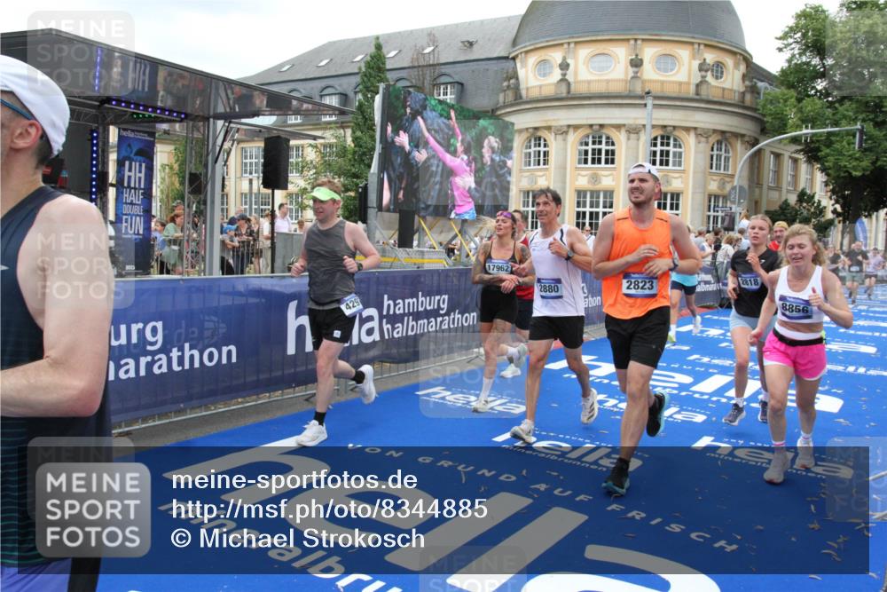 29.06.2025 - hella hamburg halbmarathon Michael Strokosch http://msf.ph/oto/8344885 29.06.2025 10:51:58 Ziel 2818, 2823, 2880, 4033, 4297, 5102, 6390, 7409, 7724, 8856, 9793, 9959, 10057, 13799, 15690, 17815, 17962, 18869, 19137 meine-sportfotos.de