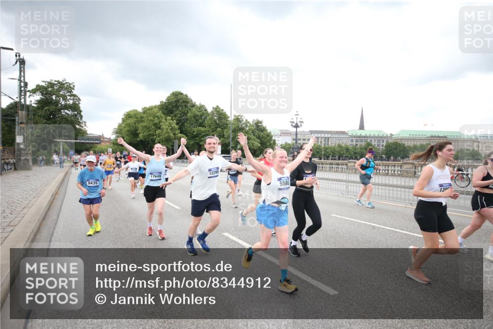 29.06.2025 - hella hamburg halbmarathon Jannik Wohlers http://msf.ph/oto/8344912 29.06.2025 10:55:56 Lombardsbrücke 1113, 1738, 2095, 2915, 3257, 3953, 3987, 4083, 5580, 5693, 5757, 6690, 6968, 7025, 7028, 7090, 7711, 8005, 8517, 8766, 9383, 9435, 9606, 9948, 9953, 10740, 10784, 10987, 11298, 11628, 11862, 11863, 12295, 12296, 12551, 13395, 13405, 13965, 14613, 15103, 15173, 15443, 15696, 15699, 15747, 16655, 16934, 17084, 17092, 17398, 17494, 17649, 17673, 18047, 18247, 18349, 18798, 19228 meine-sportfotos.de