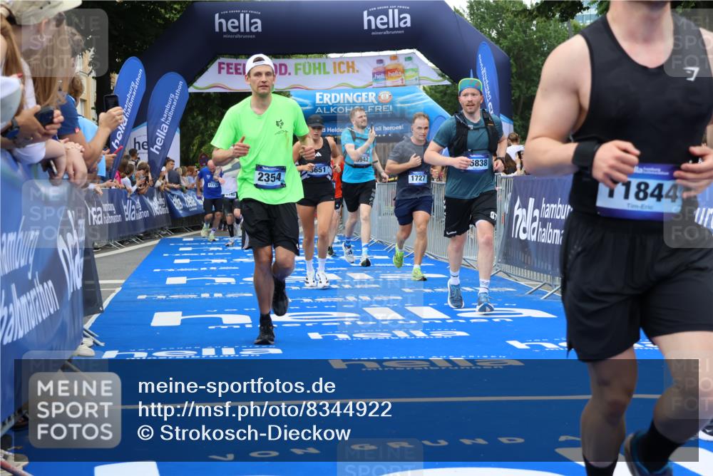 29.06.2025 - hella hamburg halbmarathon Strokosch-Dieckow http://msf.ph/oto/8344922 29.06.2025 10:53:21 Ziel 1683, 1727, 2074, 2354, 4065, 6198, 6629, 6942, 7312, 8651, 9142, 11068, 11844, 12490, 12875, 12909, 13912, 13997, 15179, 15681, 15838, 18134, 18901 meine-sportfotos.de