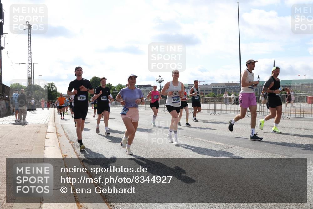 29.06.2025 - hella hamburg halbmarathon Lena Gebhardt http://msf.ph/oto/8344927 29.06.2025 10:00:50 Lombardsbrücke 13498, 17087, 3983, 5418, 1544, 1568, 1583, 1611, 1681, 1726, 2236, 2346, 2426, 2474, 2490, 2982, 3042, 3059, 3141, 3319, 3400, 3625, 3740, 3794, 3983, 4238, 4419, 4579, 4594, 4616, 4708, 4767, 4813, 4940, 4945, 5033, 5418, 5643, 5870, 6138, 6147, 6220, 6443, 6487, 6531, 6714, 6757, 7658, 7757, 7759, 7761, 8255, 8326, 8478, 8632, 8923, 9124, 9553, 9555, 9577, 9932, 10074, 10188, 10271, 10599 meine-sportfotos.de