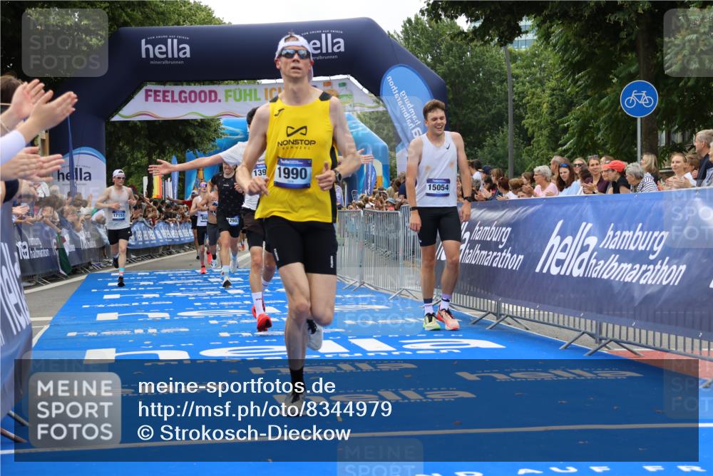 29.06.2025 - hella hamburg halbmarathon Strokosch-Dieckow http://msf.ph/oto/8344979 29.06.2025 10:32:40 Ziel 1707, 1990, 7965, 8062, 11877, 12987, 13961, 14028, 14293, 14908, 15054, 16619, 17117, 17151 meine-sportfotos.de