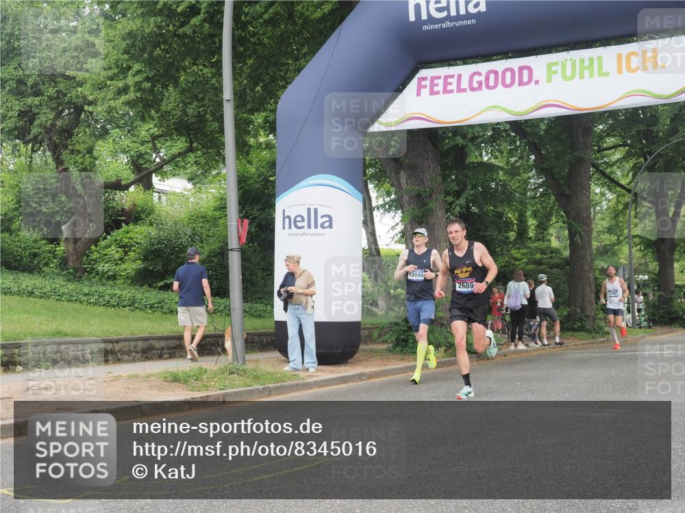 29.06.2025 - hella hamburg halbmarathon KatJ http://msf.ph/oto/8345016 29.06.2025 10:19:54 Zwischen KM18-KM19 2689, 8190, 8318 meine-sportfotos.de