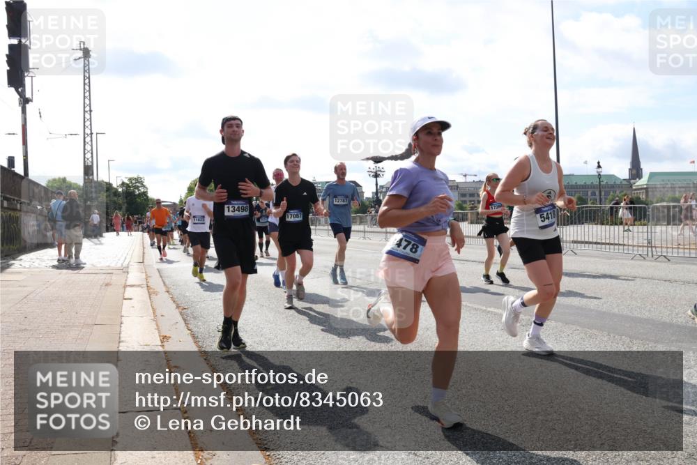 29.06.2025 - hella hamburg halbmarathon Lena Gebhardt http://msf.ph/oto/8345063 29.06.2025 10:00:51 Lombardsbrücke 11623, 13498, 17087, 12787, 478, 1726, 5418, 1544, 1568, 1583, 1611, 1681, 1726, 2236, 2346, 2426, 2474, 2490, 2982, 3042, 3059, 3141, 3400, 3625, 3740, 3794, 3983, 4238, 4419, 4579, 4616, 4708, 4767, 4940, 4945, 5033, 5418, 5643, 5870, 6138, 6147, 6220, 6443, 6487, 6531, 6714, 6757, 6835, 7658, 7757, 7759, 7761, 8255, 8326, 8478, 8632, 8923, 9124, 9553, 9555, 9577, 9932, 10074, 10188, 10271, 10599 meine-sportfotos.de