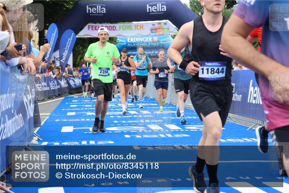 29.06.2025 - hella hamburg halbmarathon Strokosch-Dieckow http://msf.ph/oto/8345118 29.06.2025 10:53:20 Ziel 1683, 1727, 2074, 2354, 4065, 6198, 6629, 6942, 7312, 8361, 8651, 9142, 11844, 12490, 12875, 13912, 13997, 15179, 15681, 15838, 18134, 18901 meine-sportfotos.de